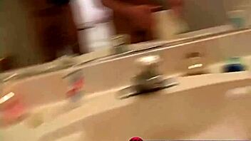 Babe din POV oferă futut intens de sâni și supt flămând de pulă