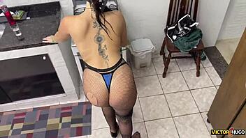 Bathing with my naughty girlfriend: a steamy amateur video