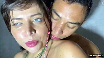 Bathing with my naughty girlfriend: a steamy amateur video