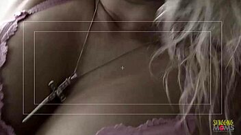 Blond luder craver mere end én pik