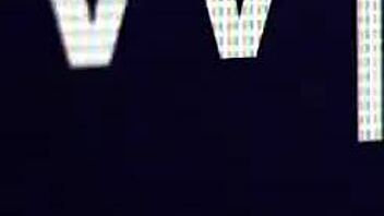 Tatovert latina leker solo med dildoer i live show