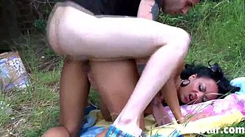 I can't believe it! Dunia Montenegro banging outside with such wild energy!