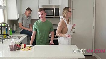 Slobodno koristim maćehu Crystal Clark dok pastorka gleda bespomoćno.