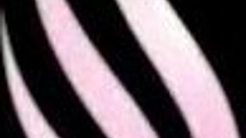 Stemor Cherie DeVille lærer Tyler Nixon ville nytelsestrikser.