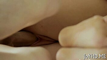 فتاة شابة تشتهي متعة فموية مجنونة! 😜