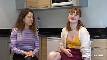 हॉट लेस्बियन फ्रेंड्स जर्मन स्टाइल में एक-दूसरे को लाड़ कर रही