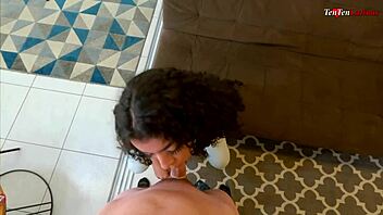 Hei, vil du se denne slampete latina-tenåringen 18+ suge og kneppe meg i POV? Hun er 18+ og vill etter det!