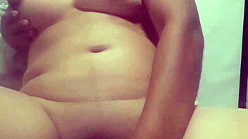 Watch Her Masturbate with Vegetables!