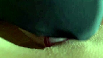 Wow, wylizał jej socistą cipkę i mocno palcował!