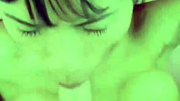 लेडीबॉय को इंटेंस शीमेल एक्शन में भारी कमशॉट फेशियल