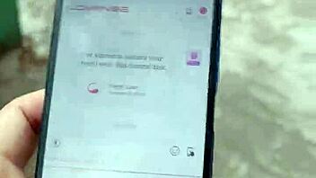 Amatørkvinne viser pupper og fitte ute i offentlig med dildo og leker