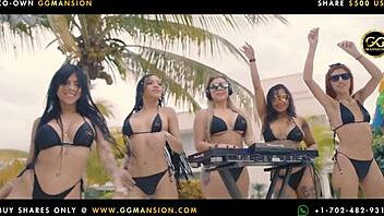 Ember, ez a vörös hajú cowgirl a ggmansionból rabul ejtett a lovaglásával!