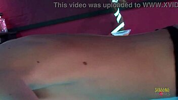 Follamos a strippers sexys con un viejo cachondo