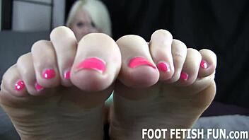 I'll make your cock rock hard with my feet 😈