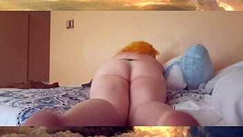 Homemade close-up of a girl's yellow toes in a fetish solo video