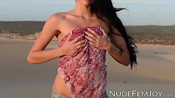 Look at that babe flashing her ass and pussy!