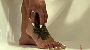 labelladiablax viser sine smukke fødder og hænder frem