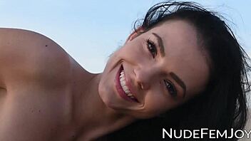 Look at that babe flashing her ass and pussy!