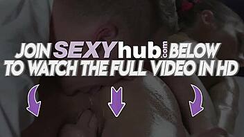 Не мога да повярвам как тази британска MILF с големи цици пръска докато прави мръсна риминг!