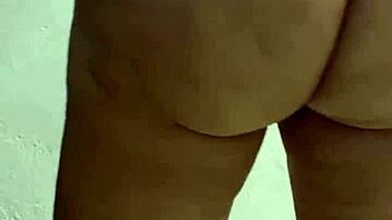 Hey, check out this Latina madrastra with a perfect round culo