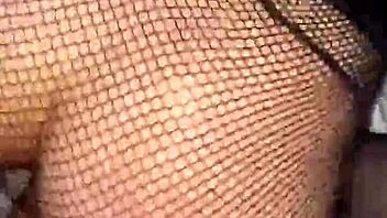 policía latina se corre rápido en halloween, qué locura! 😜