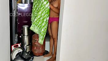 Komal skrivaj jebe prijateljico v kuhinji pozno ponoči