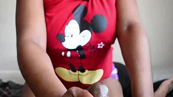 Ebony milf shares jerk off instructions in homemade video 😈