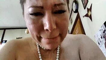 天哪，我这个熟女荡妇的魔力大奶和大乳头让我疯狂。她总是把我的鸡巴吸得那么爽！