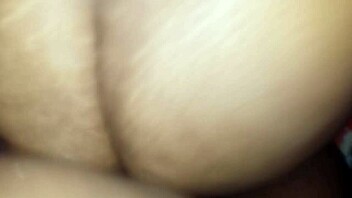 شعرت بالبرية في حفر مؤخرتها الضيقة