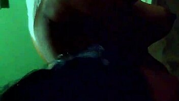 Andrea la MILF puta argentina mea mientras la penetran profundo en encuentro salvaje