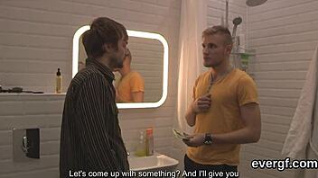 חבר חייב נותן לחבר לזיין את החברה לשעבר בשביל כסף מהיר. עד כמה הם ילכו?