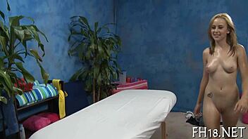 Seksi 18 år gammel honning knullet hardt av en gammel mann i en gammel og ung 18+ møte