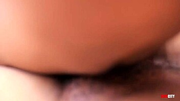 שחורה עבה מקבלת חיכוך קשה בכוס רטובה