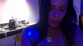 Amateur Latina's Clit Masturbates in HD Video