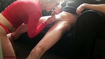 Gammal cougar förför på soffan med skicklig blowjob