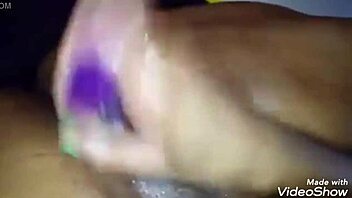 Dia pancut kuat guna dildo dalam punggungnya?