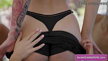 Charlotte Sins, Alexia Anders og Theodora Day driver med geil lesbisk kyss, klining og selvberøring med naturlige pupper som leder til orgasme