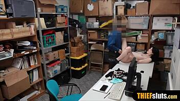 Pencuri kedai brunette kecil 18+ elak masalah di kedai