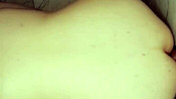 Consolo preso na parede com boceta grande