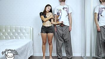 Blyg granne runkar min kuk till massiv utlösning, vill se?