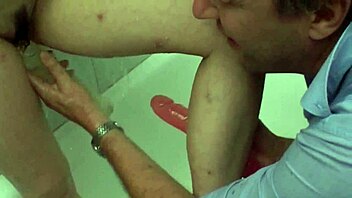 Ekskluzywny film szpieguje niegrzeczną żonę masturbującą się w piwnicy z facetem.