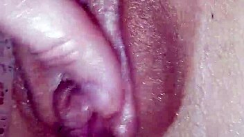 Drbání její mokré kundičky zatímco si honím ptáka mě tak vzrušuje. Nemůžu odolat jejímu olejem natřenému doteku!