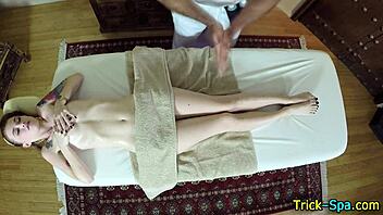 Amatérská holka dostává masáž zad od staršího muže v HD