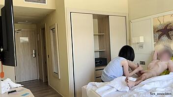 Herkes önünde yarak gösterme otel hizmetçisinin beni okşamasına dönüşüyor