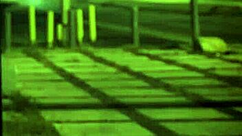 Lilly v škripcih z samo vezavo in mukami