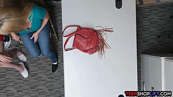 Madrasta e jovem de 18+ pegos furtando acabam fodendo o segurança