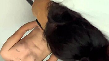 Spytter og suger naturlige pupper før rimming og anal til creampie del 2