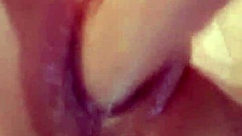 Gruba amatorka masturbuje się dużym dildem dla mokrego tryskania z cipki i creampie