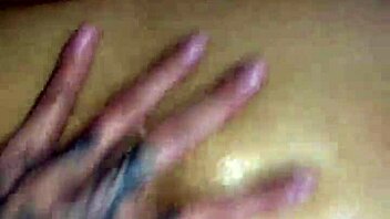 pariskunta nussi kumaraan doggystylella jalkatyöllä ja hameleikillä creampie-loppuun