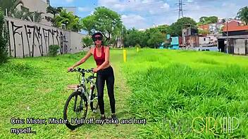 Hey, this tourist is riding that horny latina cyclist so good! 😏